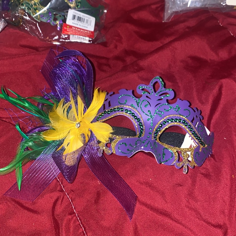 Glittered and ribboned pretty Mardi Gras mask! - Picture 2 of 4